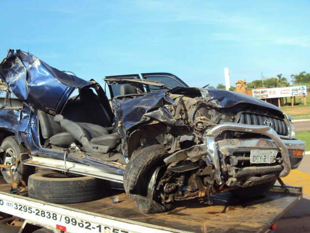  Hilux bate na traseira de carreta parada na BR 163 e motorista morre