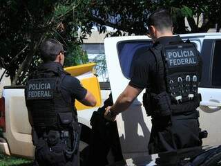 Policiais federais após a coleta de documentos em um dos 32 endereços vasculhados no dia 11 de maio (Foto: Marina Pacheco)