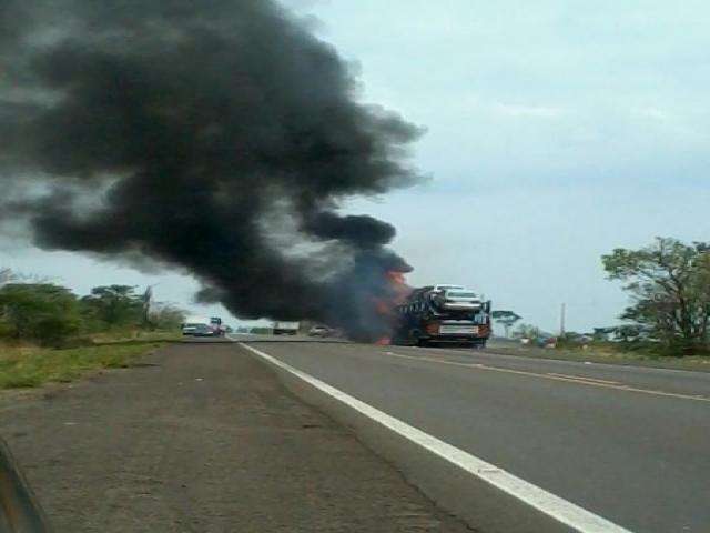 Caminh&atilde;o-cegonha pega fogo e 11 ve&iacute;culos s&atilde;o destru&iacute;dos na BR-262