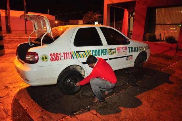 Buraco na avenida Eduardo Elias Zahran danifica sete autom&oacute;veis