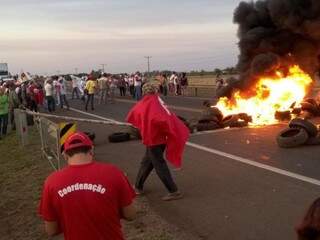 Bloqueios acontecem em quatro rodovias de MS.
Na BR-060, protestantes colocaram fogo em pneus bloqueando passagem. (Foto: Direto das Ruas)
