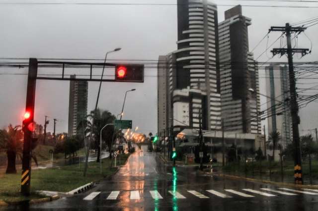 Domingo amanhece chuvoso com m&iacute;nimas de 7&deg;C no Estado