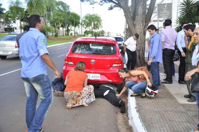 Piloto voa sobre carro e fica embaixo de outro na &quot;esquina dos acidentes&quot;