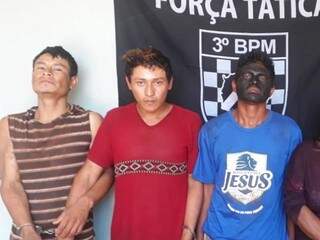Os três homens acusados de furto e dano em empresa de reciclagem continuam presos (Foto: Divulgação)