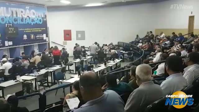 No 1&deg; dia, contribuintes lotam central para renegociar d&iacute;vidas com a Prefeitura
