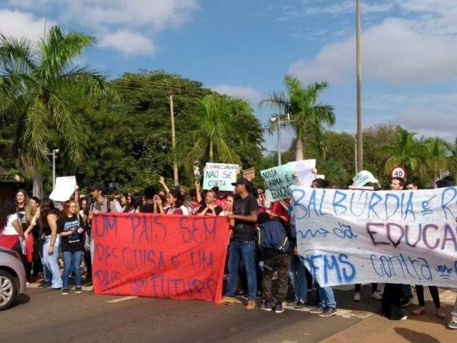 Estudantes interditam avenida em Três Lagoas em ato contra cortes de verba