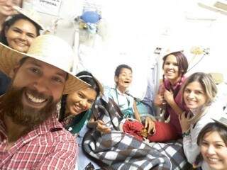 Aparecida e equipe de hospital comemorando festa junina (Foto: Arquivo Pessoal) 