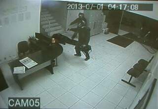 Bandidos também agrediram um cliente do posto. (Reprodução: TV MS Record)