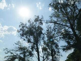 Sol brilha forte entre poucas nuvens nesta tarde em Campo Grande (Foto: Kísie Ainoã)