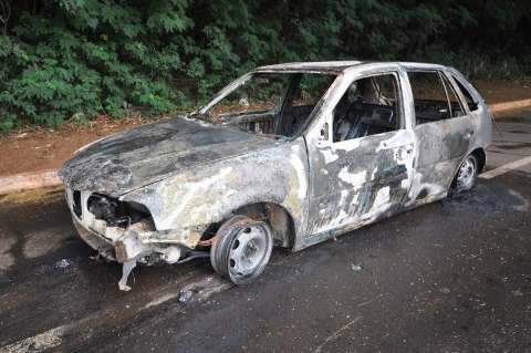 Após ajudar amigo, motorista tem carro incendiado por pane elétrica