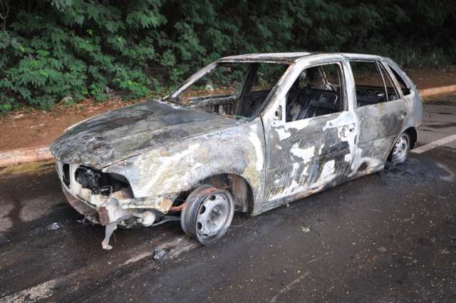 Ap&oacute;s ajudar amigo, motorista tem carro incendiado por pane el&eacute;trica