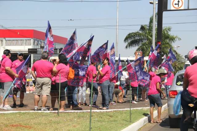 A 3 semanas, ruas seguem vazias e s&oacute; cavaletes revelam campanha
