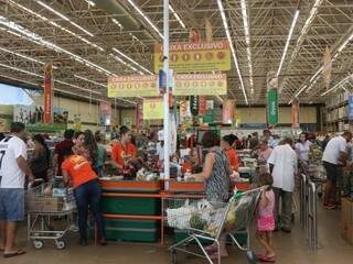 Movimentação em supermercado da Capital; despesas com alimentos aumentaram (Foto: Henrique Kawaminami/Arquivo)