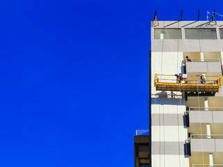 &lt;h1&gt;No alto
&lt;h2&gt;O azul e o concreto exibem a vida de trabalhadores da construção civil. (Foto: Marcos Ermínio)