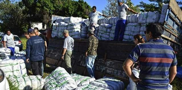 Casal tenta subornar policiais durante apreens&atilde;o de 5,8 t de contrabando