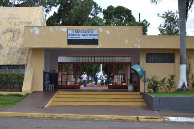 Com baixo movimento de clientes, ambulantes somem dos cemit&eacute;rios