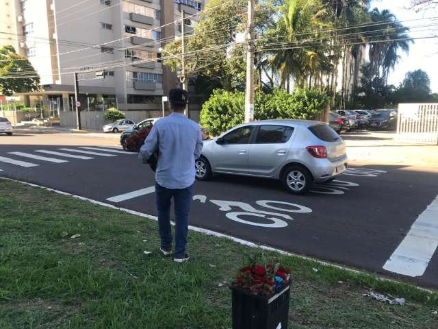Concorr&ecirc;ncia &eacute; grande na Afonso Pena, com vendedor de rosas a cada esquina