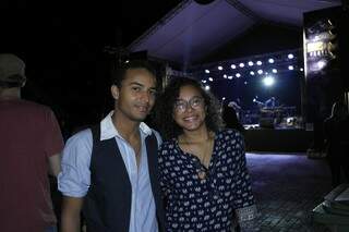 Os amigos Roberto e Gabriela em frente ao palco do festivald e jazz e blues em Bonito. (Foto: Gilson Rocha)