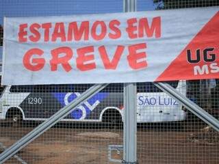 Cartaz fixado por grevistas no portão da São Luiz (Foto: Marina Pacheco)