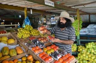 Barba seleciona as melhores frutas e abre a quitanda todos os dias. (Foto: Simão Nogueira) 