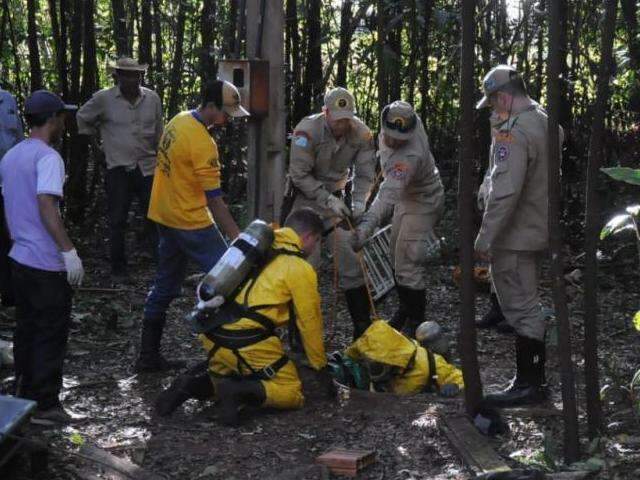 Pol&iacute;cia tenta tra&ccedil;ar perfil de suspeitos de matar v&iacute;tima e jogar corpo em fossa