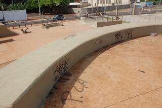 Pichação toma conta das pistas de skate. (Foto: Simão Nogueira)