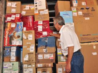 Produtos comprados na internet estão parados em transportadora, à espera do recolhimento de ICMS para Mato Grosso do Sul.