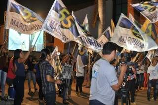Torcida dos candidatos acompanharam o evento, com bandeiras e agitação do lado de fora (Foto: Alcides Neto)