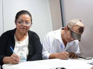 Ademar e Neuza assinando o documento que muda o estado civil. (Foto: Fernando Ientzsch)
