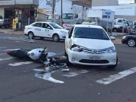 Ap&oacute;s convers&atilde;o proibida, moto fica destru&iacute;da em colis&atilde;o com carro 