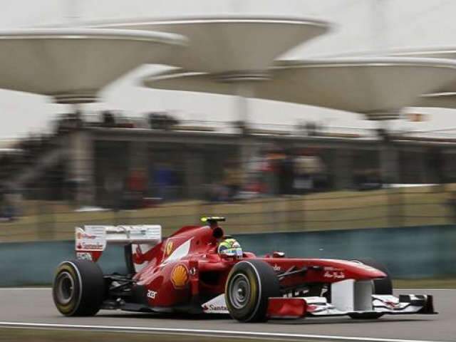  Massa comemora igualdade com Alonso em treino e prev&ecirc; melhora na Ferrari