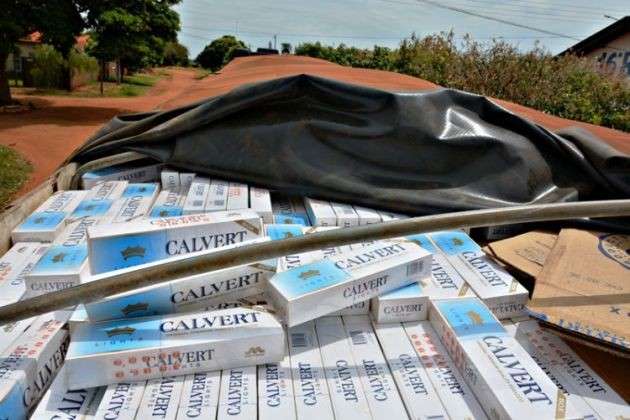 PM apreende carga de cigarro contrabandeado na BR-376; condutor foge