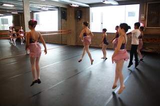 Aulas de balé clássico infantil, uma das opções que o espaço oferece. (Fotos: Marcos Ermínio)