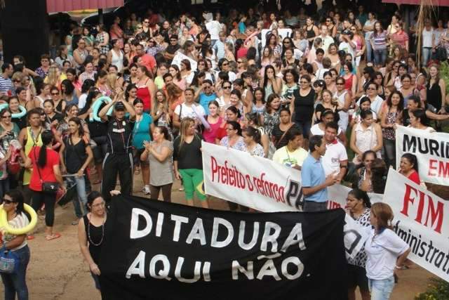 Professores de Dourados entram em greve por tempo indeterminado 