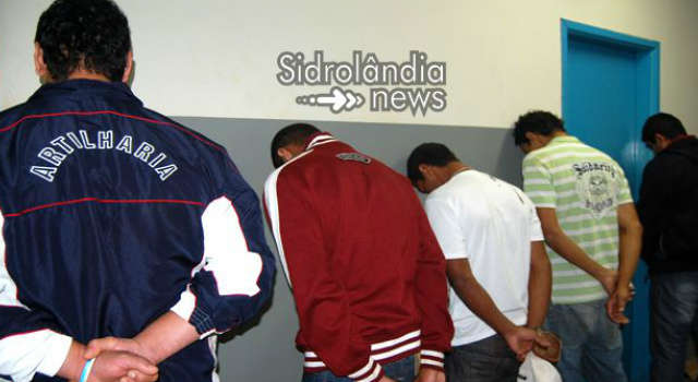  Depois de denunciar som alto, mulher tem casa apedrejada em Sidrol&acirc;ndia