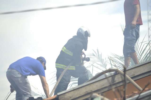 Solidariedade de estranhos evita que chamas se alastrem em resid&ecirc;ncia