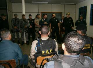 Autoridades policiais discutem ações da operação em reunião. (Foto: Divulgação) 