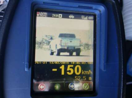 PRF flagra caminhonete a 150 km/h e 10 condutores embriagados