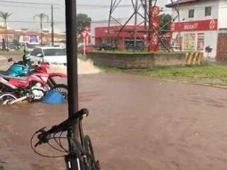 motorista tiveram dificuldade de cruzar avenida Marques de Pombal, no Tiradentes (Foto: Direto das Ruas)