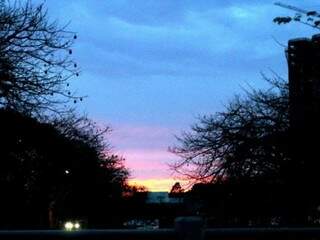 Céu amanheceu entre poucas nuvens na capital sul-mato-grossense (Foto: Saul Schramm)