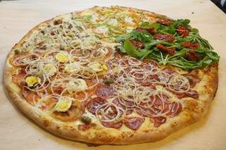 Cobrar o valor do recheio mais caro na pizza de dois sabores ainda é comum em aplicativos (Foto: Arquivo/Paulo Francis)