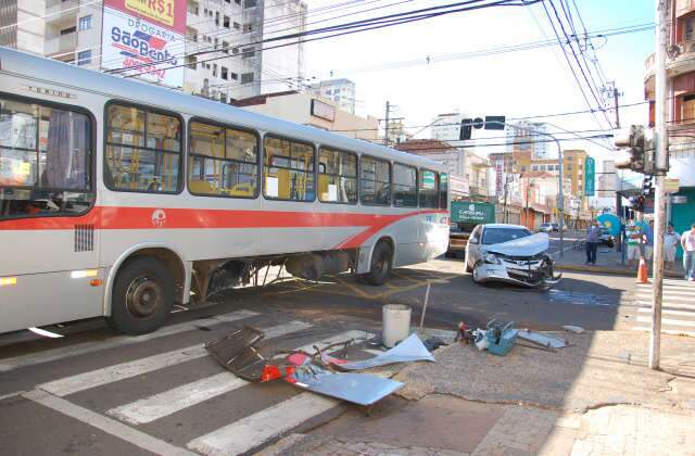  Acidente entre carro e &ocirc;nibus causa derramamento de &oacute;leo na Marechal Rondon