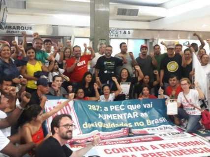 &Agrave; espera de deputados, manifestantes &#039;acampam&#039; no Aeroporto da Capital