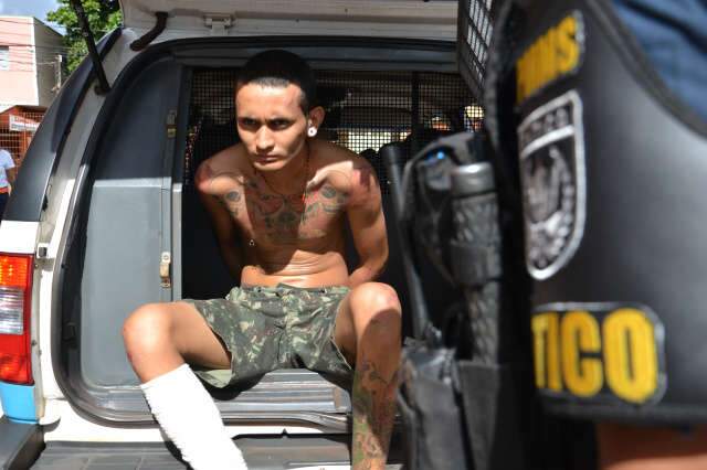  Sem capacete e sem camisa, motociclista &eacute; perseguido e s&oacute; para ap&oacute;s cair