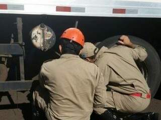 Bombeiros retiraram agente patrimonial debaixo de caminhão no Centro (Foto: Dora Exeverria)