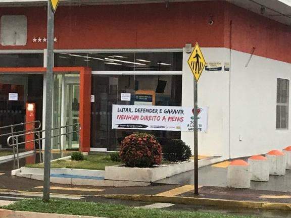 Em protesto por reajuste, banc&aacute;rios atrasam abertura de ag&ecirc;ncias
