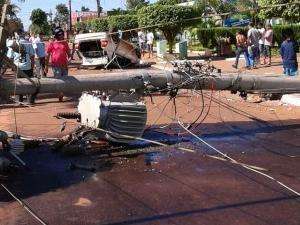 Motorista capota carro, derruba poste e deixa regi&atilde;o sem energia 