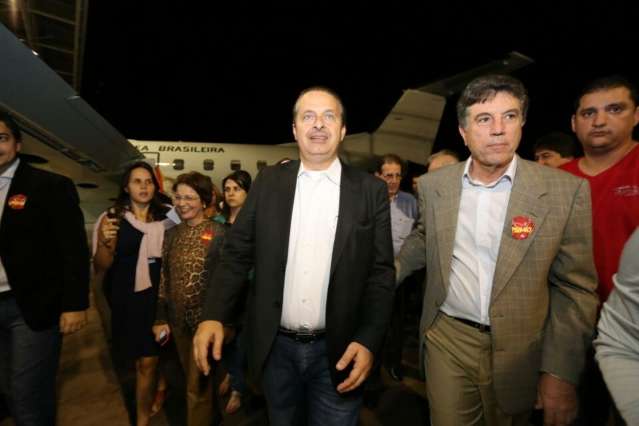 Presidenci&aacute;vel Eduardo Campos chega &agrave; Capital em jatinho particular
