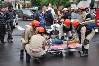 Após queda, vítima foi levada com ferimentos leves para a UPA do Coronel Antonino. (Foto: João Garrigó)
