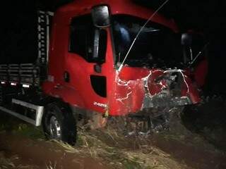 A frente do caminhão também ficou destruída em acidente (Foto: Da Hora Bataguassu) 